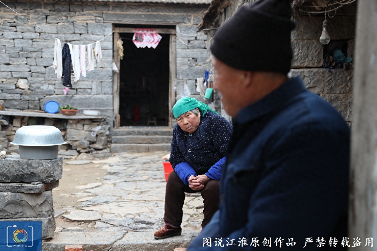 石头小院子能卖100多万，房主老人住了几十年，从小结的是娃娃亲