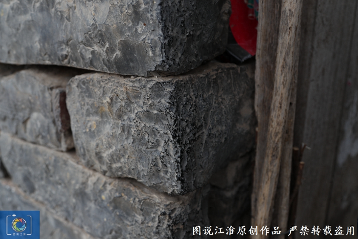 石头小院子能卖100多万，房主老人住了几十年，从小结的是娃娃亲