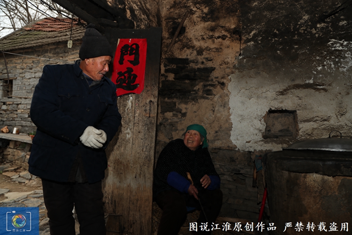 八旬夫妻住的石头院子价值百万,单个石头没卖过,过日子仍然清苦