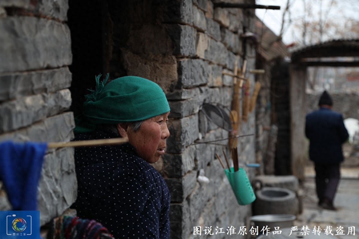 八旬夫妻住的石头院子价值百万,单个石头没卖过,过日子仍然清苦