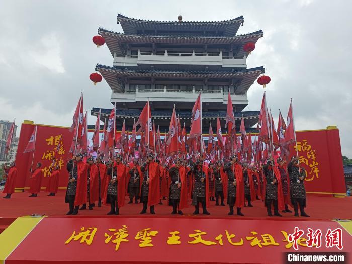 两岸同胞齐聚将军山，共祭开漳圣王陈元光。　廖珍妹 摄