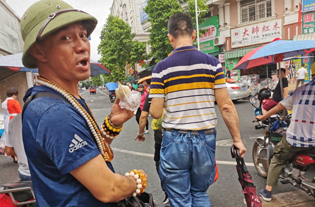 东兴口岸满是越南小贩，除了香烟药膏和手串，最实在是山竹卖6元