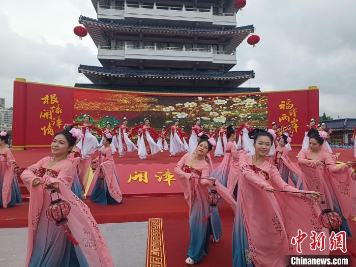 开幕式现场迎宾表演《盛世风华舞清漳》。　廖珍妹 摄