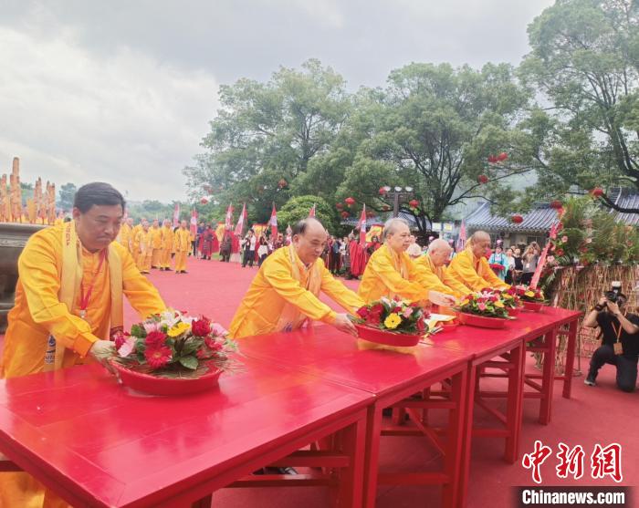 两岸同胞齐聚将军山下，共祭开漳圣王陈元光。图为举行祭祀大典。　廖珍妹 摄