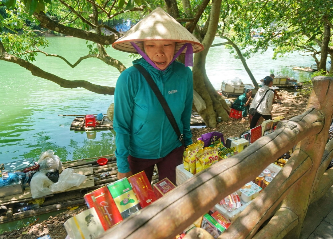 德天瀑布景区越南小贩越境做生意，中华烟180元，红牛10元给四罐