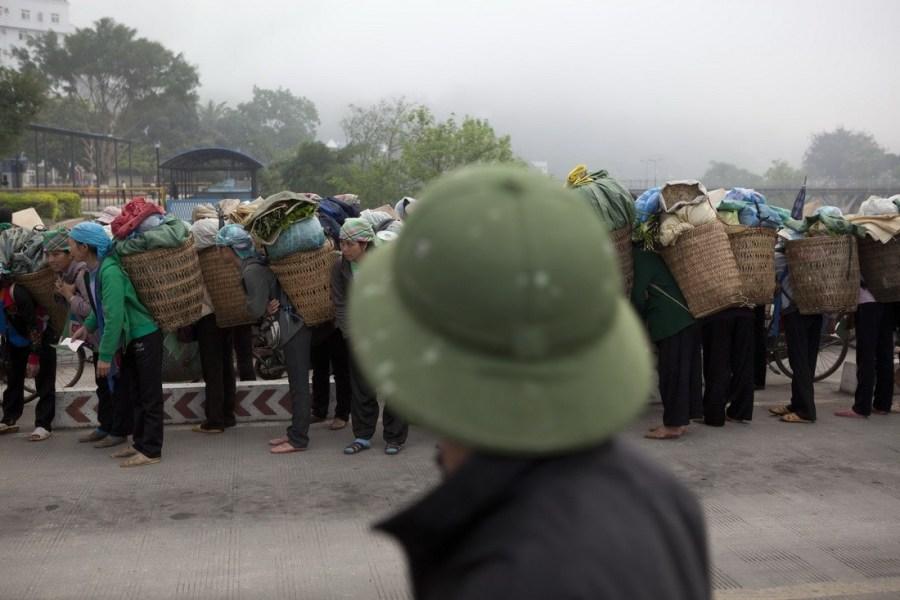 直击越南小地摊上形形色色特产，其中一个爆款中国男人不愿碰