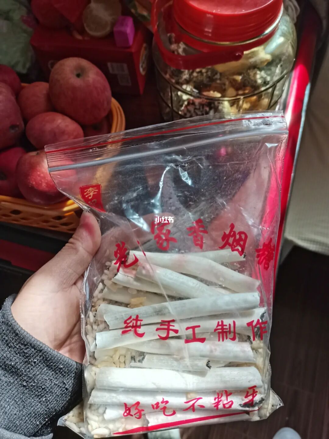 记者在调查中发现,这样的糖果香烟,在学校周边的小店里上并不少见