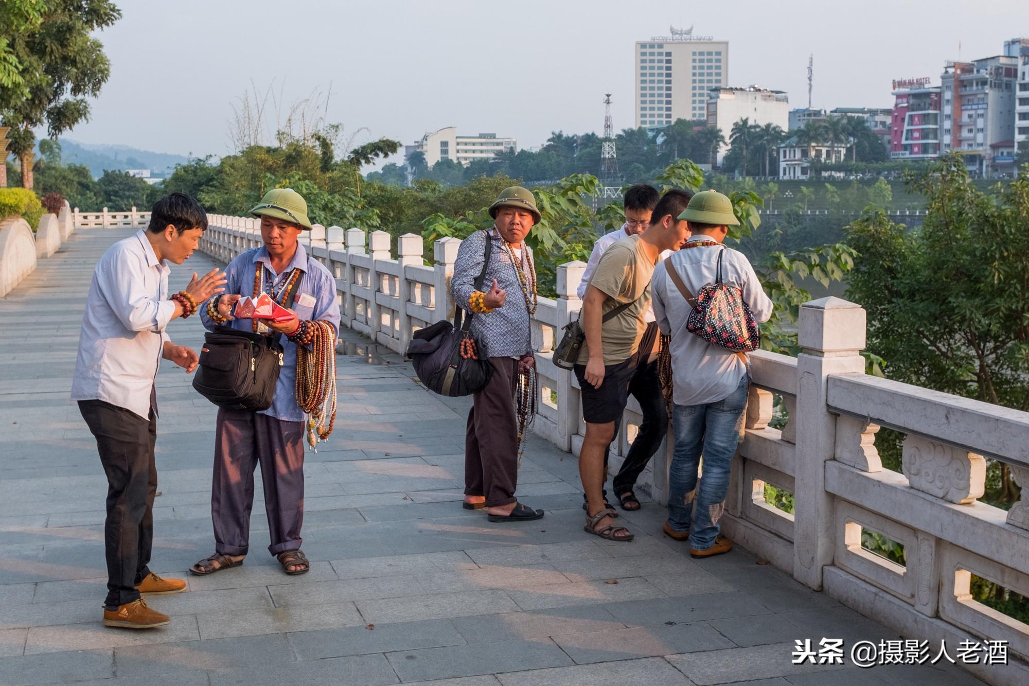 中越口岸实拍：越南商贩早上来中国卖货晚上回去，见游客就围上来