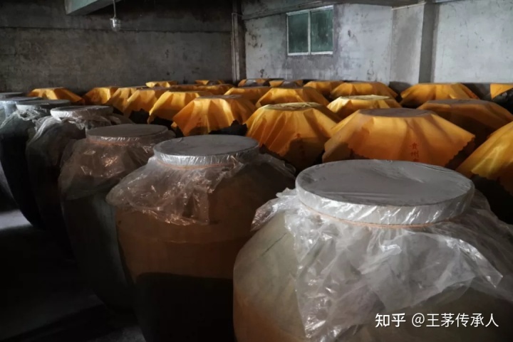 茅台迎宾酒贵州专卖_贵州茅台镇荷花酒和荷花烟_52度茅台集团贵州原浆酒18