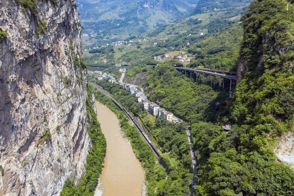 云南烟草在全国的地位_云南烟草网络大成_云南反季节黄瓜生产地位