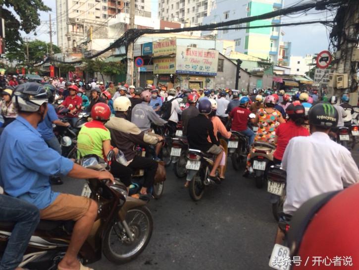 我在越南胡志明市打工的生活，当地号称小上海，满大街都是摩托车