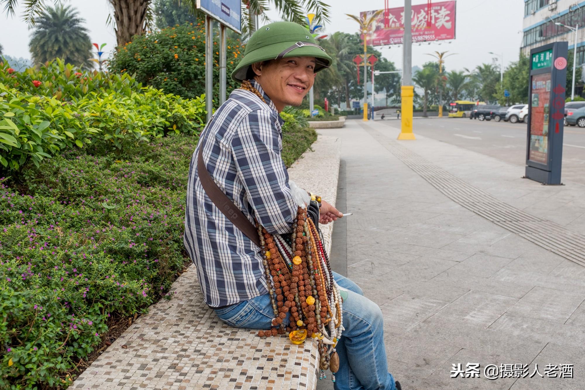 云南河口：越南商贩到中国来卖货，戴特色绿帽子，见游客就围上来