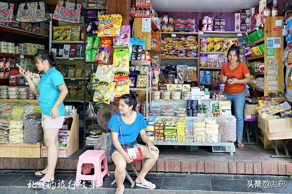 广西德天瀑布跨国集市 越南美女摊主中文流利 小商品物美价廉