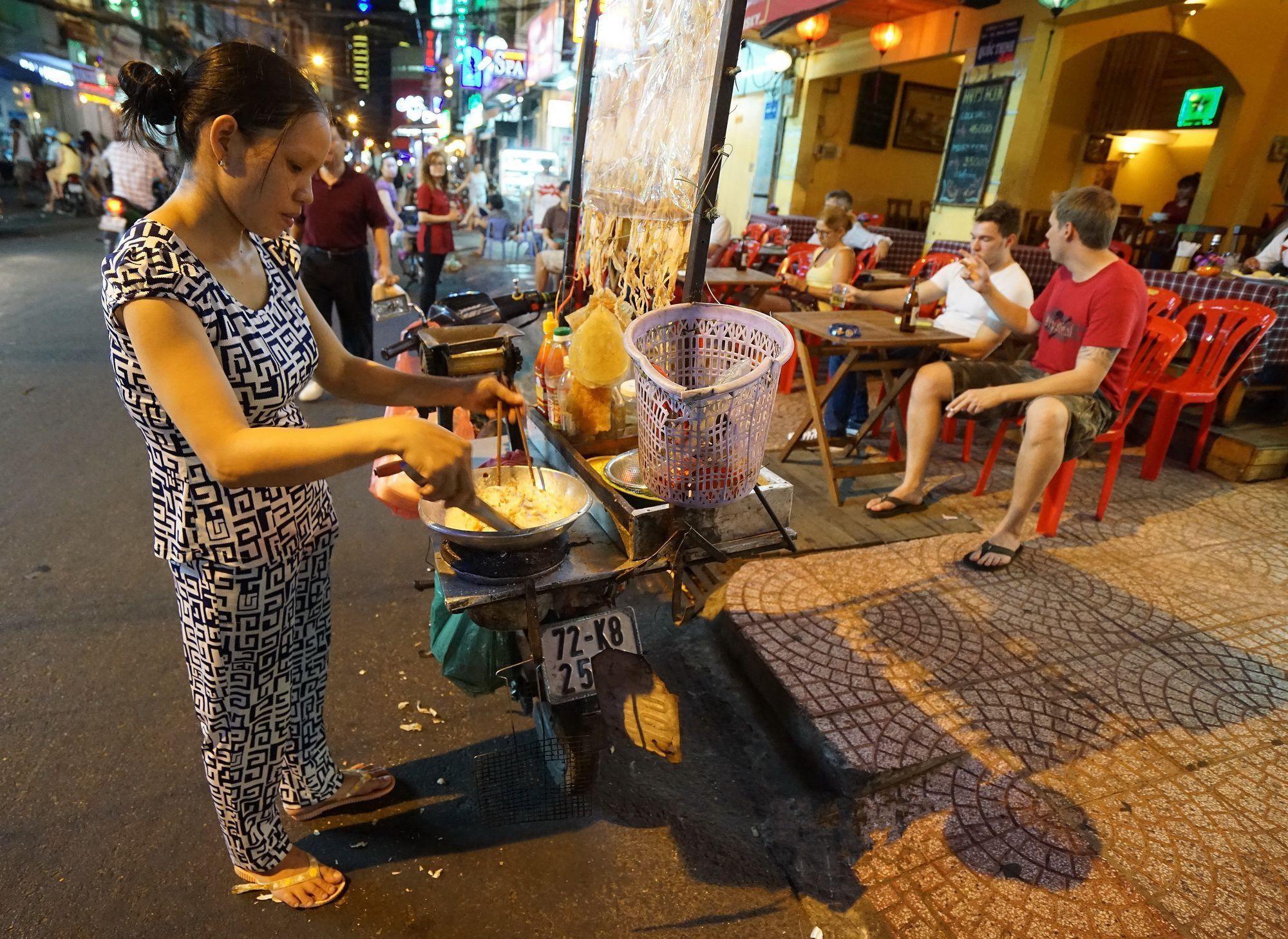 实拍原汁原味的越南生活，那边的男人戴这个帽子让中国男人受不了