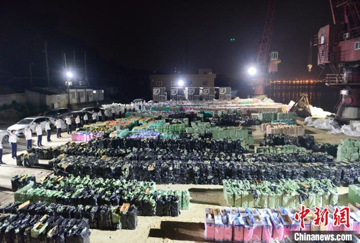 执法人员用吊机将假私烟搬运上岸 杨阿伟 摄