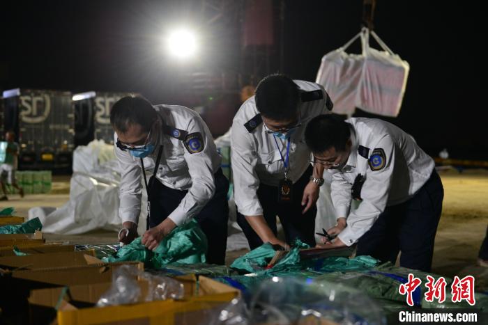 执法人员连夜清点查获的假私烟。　杨阿伟 摄