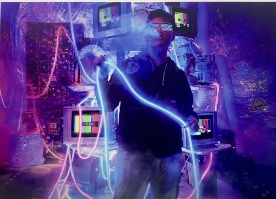 上海蒸汽节电子烟摄影展图片，吞云吐雾被拍摄成潮流风 图源：IT时报