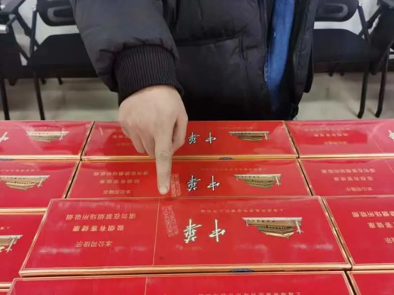 中华香烟假烟是什么样子的_真假烟中华_假中华看烟