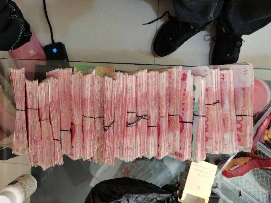 真假烟中华_假中华看烟_中华香烟假烟是什么样子的