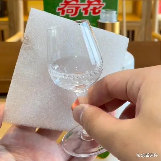 贵洲茅台镇荷花酒价格_贵州茅台镇荷花酒和荷花烟_贵州茅台荷花酒价格