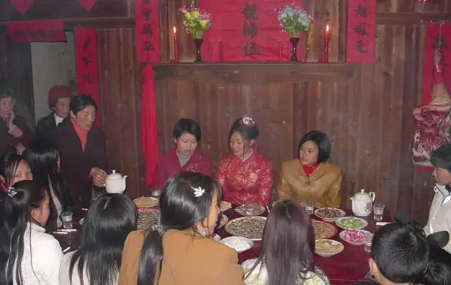 农村让烟的规矩_农村发烟_私自造烟的村子