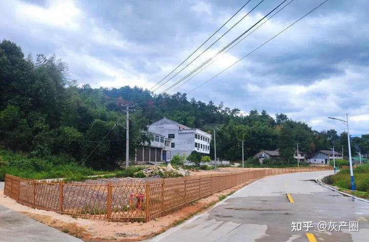 小村子造20年假烟_农村让烟的规矩_私自造烟的村子